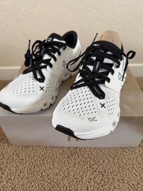 NWOT On Cloudwhite Running Shoes in White and Black sz 6.5